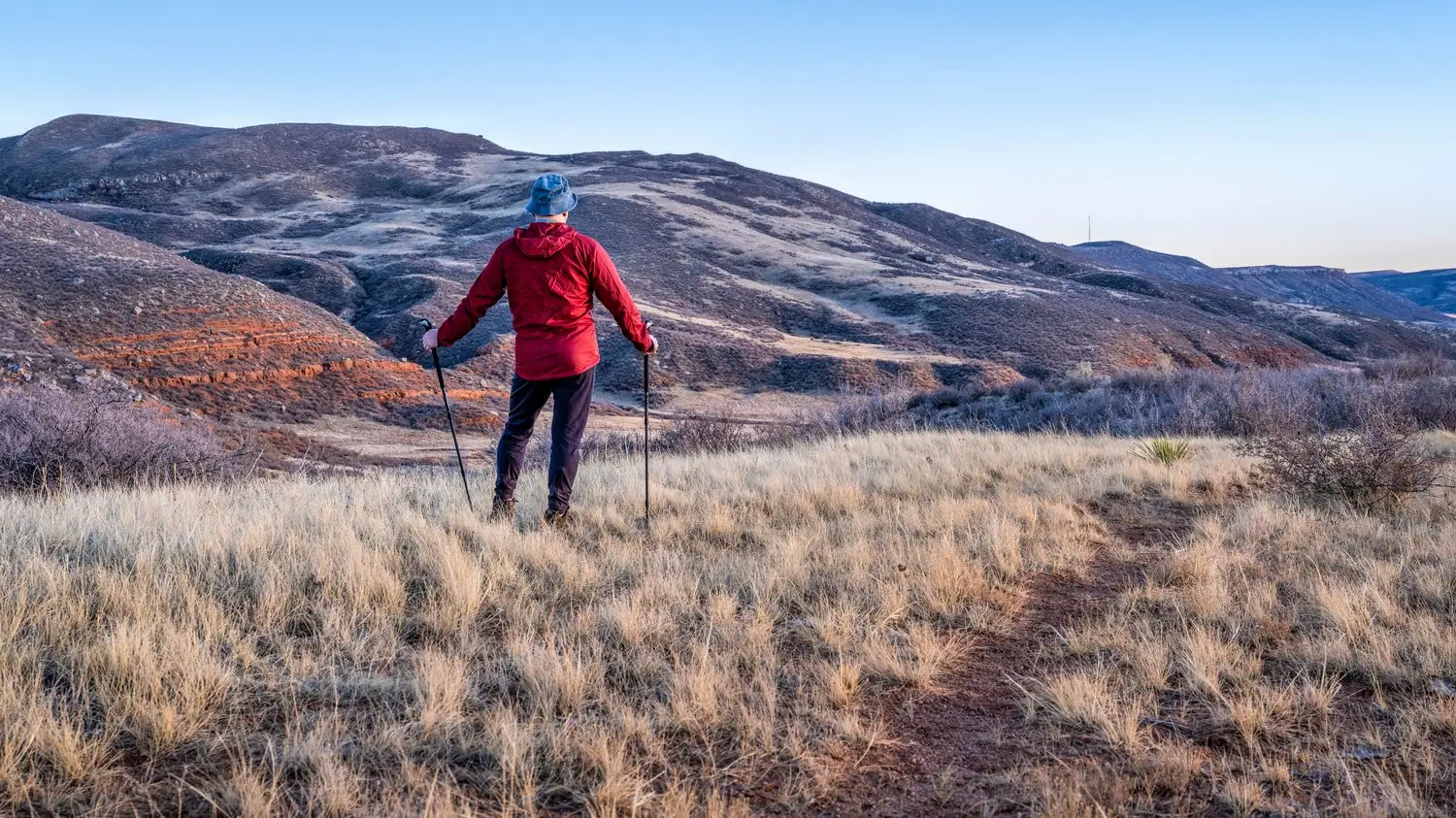 Dlaczego nordic walking w górach przynosi więcej korzyści niż zwykły spacer